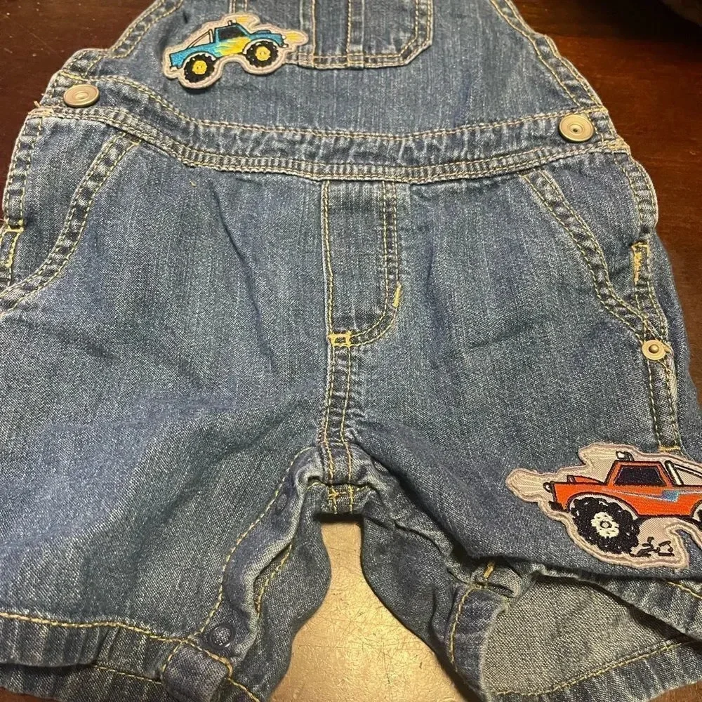 3/$12 kids jean overalls gently used in great condition. Bundle 3 or more $7🎉